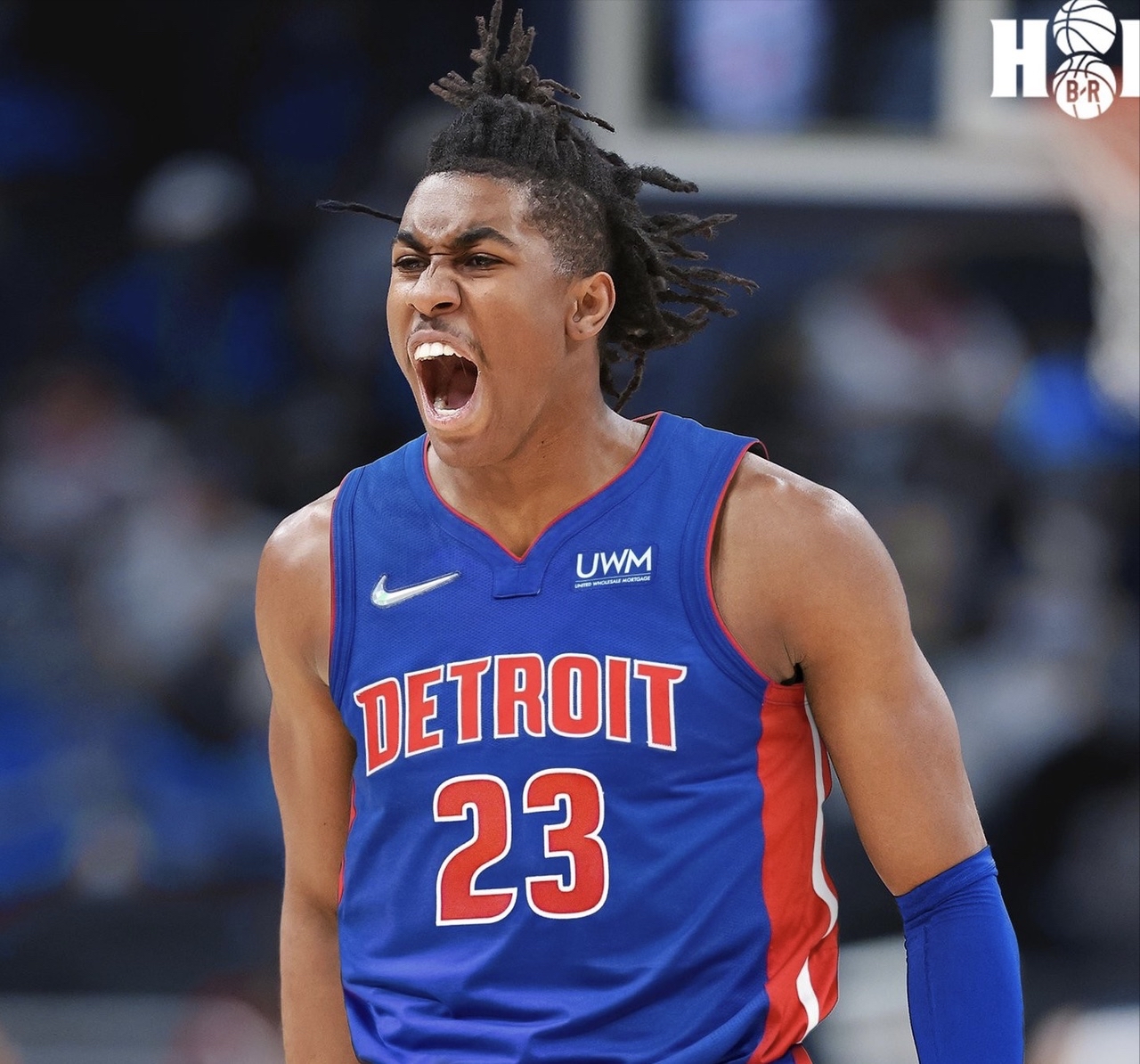  阿森纳观众热烈欢呼！，字母哥迎来十二赛季出色发挥观众掌声雷动